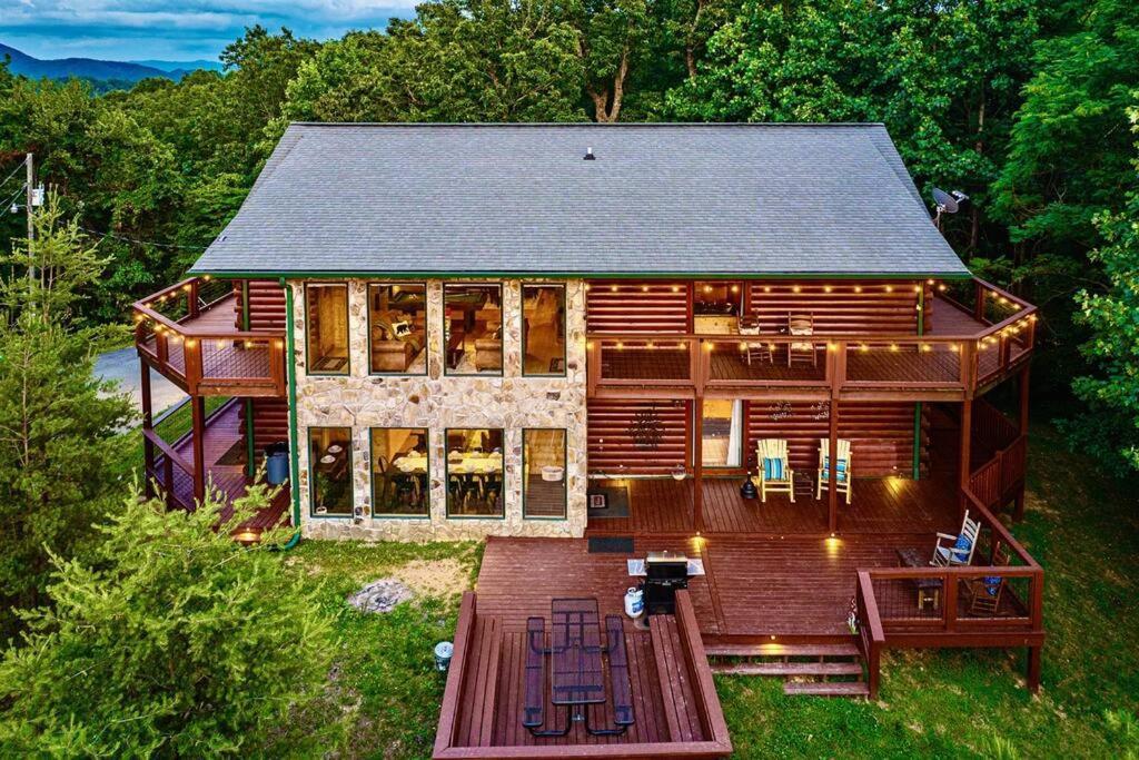 Panorama Mountain View Cabin, Less Than 10 Miles From Gatlinburg And Dollywood, Dog Friendly, 6 Bedrooms Sleeps 17, Fire Pit, Hottub, Washer Dryer, Fully Loaded Kitchen, Gameroom With A Tv, Pool Table, Arcade, Air Hockey, And Foosball Sevierville Extérieur photo