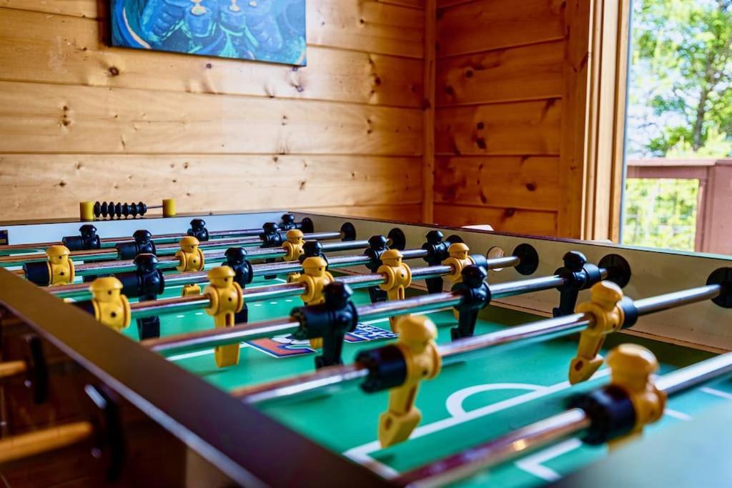 Panorama Mountain View Cabin, Less Than 10 Miles From Gatlinburg And Dollywood, Dog Friendly, 6 Bedrooms Sleeps 17, Fire Pit, Hottub, Washer Dryer, Fully Loaded Kitchen, Gameroom With A Tv, Pool Table, Arcade, Air Hockey, And Foosball Sevierville Extérieur photo