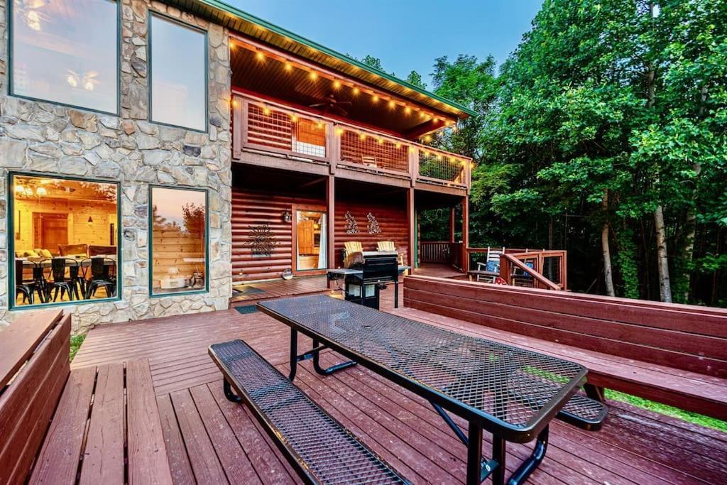 Panorama Mountain View Cabin, Less Than 10 Miles From Gatlinburg And Dollywood, Dog Friendly, 6 Bedrooms Sleeps 17, Fire Pit, Hottub, Washer Dryer, Fully Loaded Kitchen, Gameroom With A Tv, Pool Table, Arcade, Air Hockey, And Foosball Sevierville Extérieur photo