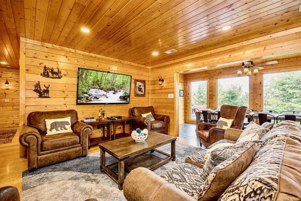 Panorama Mountain View Cabin, Less Than 10 Miles From Gatlinburg And Dollywood, Dog Friendly, 6 Bedrooms Sleeps 17, Fire Pit, Hottub, Washer Dryer, Fully Loaded Kitchen, Gameroom With A Tv, Pool Table, Arcade, Air Hockey, And Foosball Sevierville Extérieur photo
