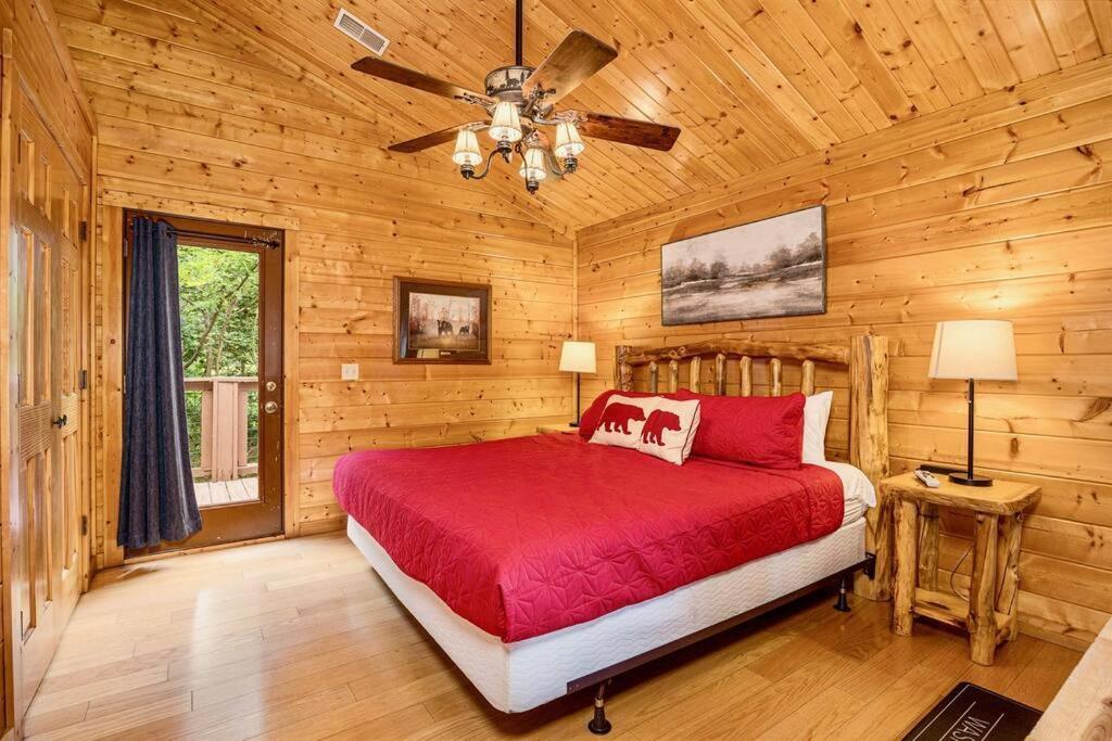 Panorama Mountain View Cabin, Less Than 10 Miles From Gatlinburg And Dollywood, Dog Friendly, 6 Bedrooms Sleeps 17, Fire Pit, Hottub, Washer Dryer, Fully Loaded Kitchen, Gameroom With A Tv, Pool Table, Arcade, Air Hockey, And Foosball Sevierville Extérieur photo