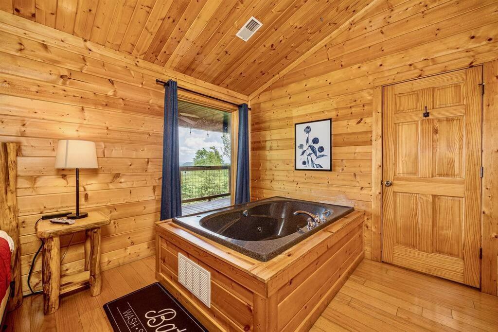 Panorama Mountain View Cabin, Less Than 10 Miles From Gatlinburg And Dollywood, Dog Friendly, 6 Bedrooms Sleeps 17, Fire Pit, Hottub, Washer Dryer, Fully Loaded Kitchen, Gameroom With A Tv, Pool Table, Arcade, Air Hockey, And Foosball Sevierville Extérieur photo
