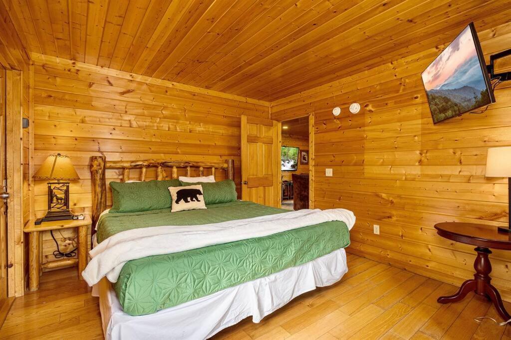 Panorama Mountain View Cabin, Less Than 10 Miles From Gatlinburg And Dollywood, Dog Friendly, 6 Bedrooms Sleeps 17, Fire Pit, Hottub, Washer Dryer, Fully Loaded Kitchen, Gameroom With A Tv, Pool Table, Arcade, Air Hockey, And Foosball Sevierville Extérieur photo