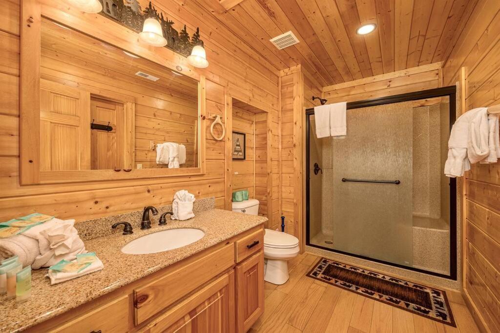 Panorama Mountain View Cabin, Less Than 10 Miles From Gatlinburg And Dollywood, Dog Friendly, 6 Bedrooms Sleeps 17, Fire Pit, Hottub, Washer Dryer, Fully Loaded Kitchen, Gameroom With A Tv, Pool Table, Arcade, Air Hockey, And Foosball Sevierville Extérieur photo