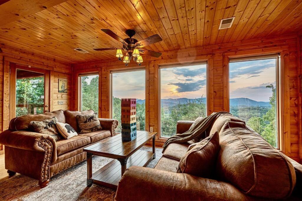 Panorama Mountain View Cabin, Less Than 10 Miles From Gatlinburg And Dollywood, Dog Friendly, 6 Bedrooms Sleeps 17, Fire Pit, Hottub, Washer Dryer, Fully Loaded Kitchen, Gameroom With A Tv, Pool Table, Arcade, Air Hockey, And Foosball Sevierville Extérieur photo
