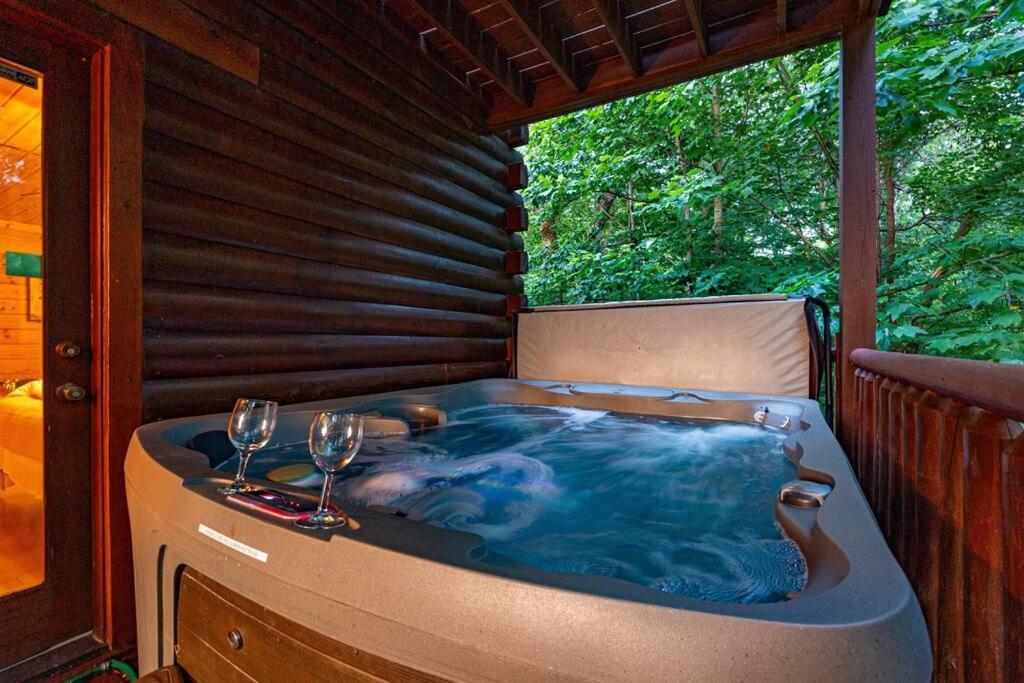 Panorama Mountain View Cabin, Less Than 10 Miles From Gatlinburg And Dollywood, Dog Friendly, 6 Bedrooms Sleeps 17, Fire Pit, Hottub, Washer Dryer, Fully Loaded Kitchen, Gameroom With A Tv, Pool Table, Arcade, Air Hockey, And Foosball Sevierville Extérieur photo