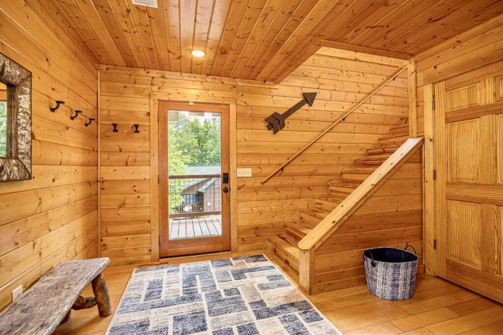 Panorama Mountain View Cabin, Less Than 10 Miles From Gatlinburg And Dollywood, Dog Friendly, 6 Bedrooms Sleeps 17, Fire Pit, Hottub, Washer Dryer, Fully Loaded Kitchen, Gameroom With A Tv, Pool Table, Arcade, Air Hockey, And Foosball Sevierville Extérieur photo
