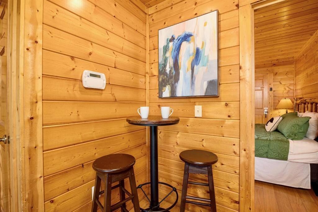 Panorama Mountain View Cabin, Less Than 10 Miles From Gatlinburg And Dollywood, Dog Friendly, 6 Bedrooms Sleeps 17, Fire Pit, Hottub, Washer Dryer, Fully Loaded Kitchen, Gameroom With A Tv, Pool Table, Arcade, Air Hockey, And Foosball Sevierville Extérieur photo