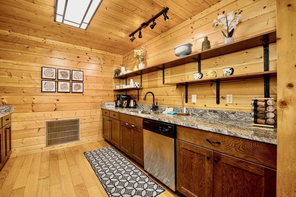 Panorama Mountain View Cabin, Less Than 10 Miles From Gatlinburg And Dollywood, Dog Friendly, 6 Bedrooms Sleeps 17, Fire Pit, Hottub, Washer Dryer, Fully Loaded Kitchen, Gameroom With A Tv, Pool Table, Arcade, Air Hockey, And Foosball Sevierville Extérieur photo