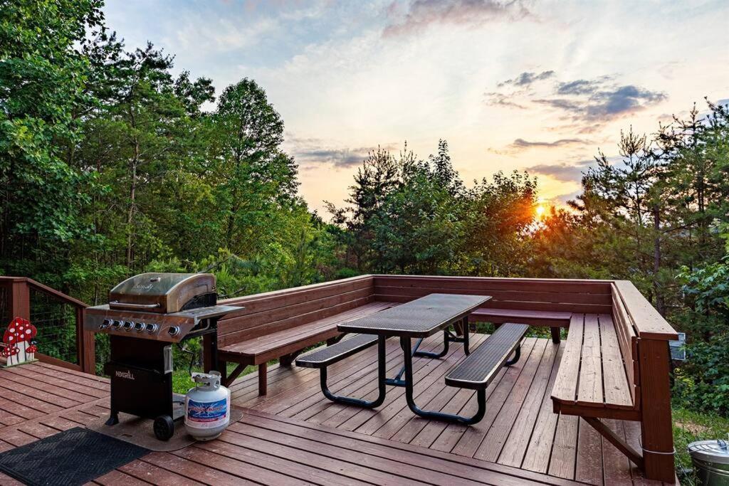 Panorama Mountain View Cabin, Less Than 10 Miles From Gatlinburg And Dollywood, Dog Friendly, 6 Bedrooms Sleeps 17, Fire Pit, Hottub, Washer Dryer, Fully Loaded Kitchen, Gameroom With A Tv, Pool Table, Arcade, Air Hockey, And Foosball Sevierville Extérieur photo