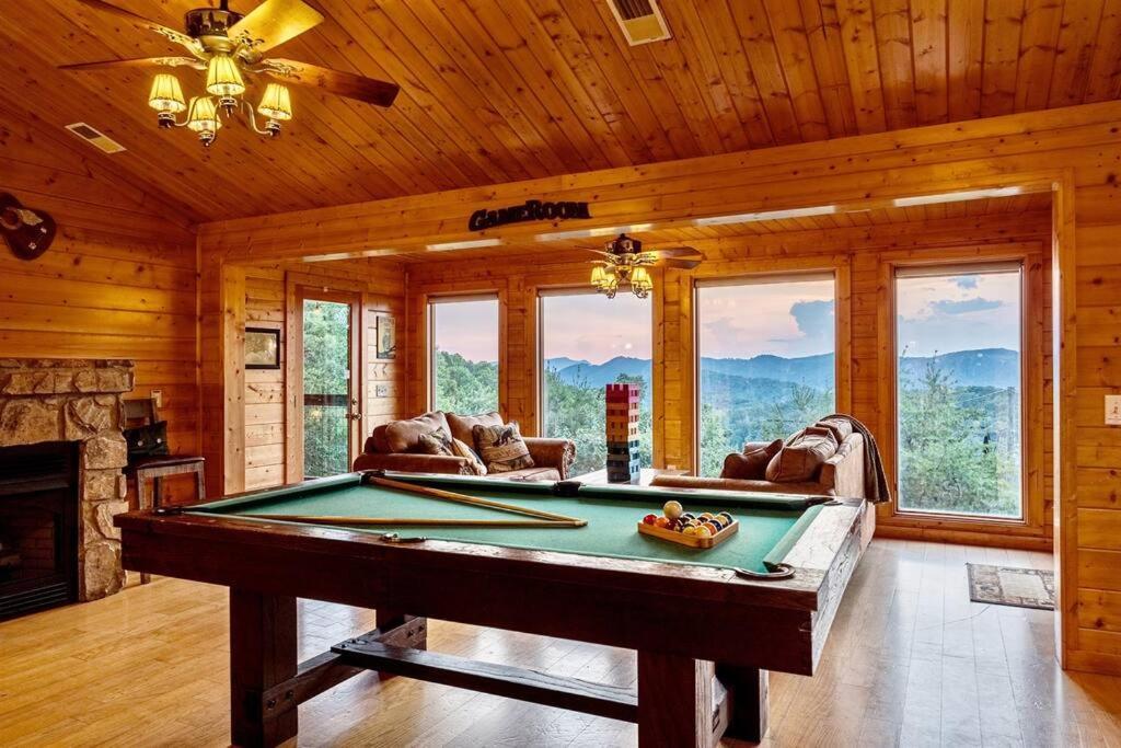 Panorama Mountain View Cabin, Less Than 10 Miles From Gatlinburg And Dollywood, Dog Friendly, 6 Bedrooms Sleeps 17, Fire Pit, Hottub, Washer Dryer, Fully Loaded Kitchen, Gameroom With A Tv, Pool Table, Arcade, Air Hockey, And Foosball Sevierville Extérieur photo