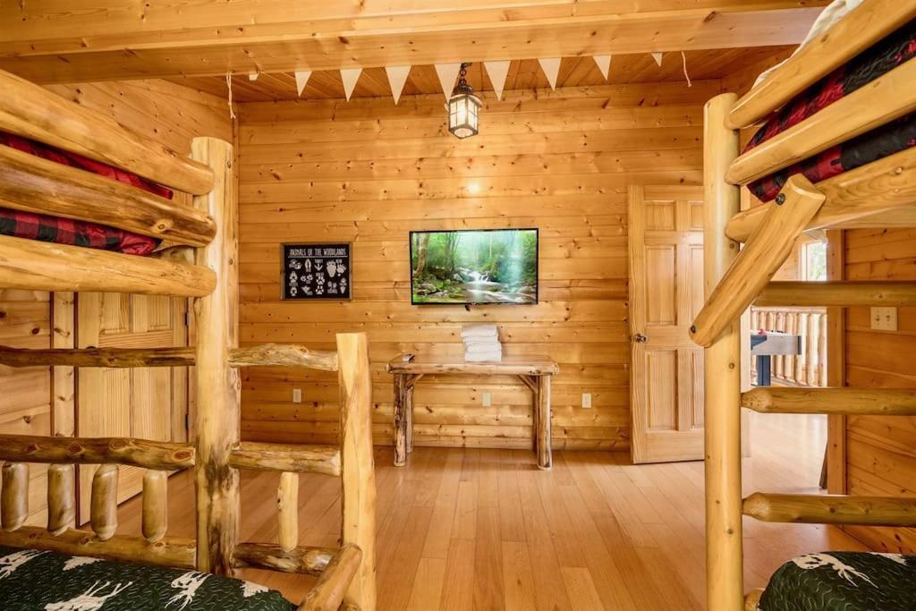 Panorama Mountain View Cabin, Less Than 10 Miles From Gatlinburg And Dollywood, Dog Friendly, 6 Bedrooms Sleeps 17, Fire Pit, Hottub, Washer Dryer, Fully Loaded Kitchen, Gameroom With A Tv, Pool Table, Arcade, Air Hockey, And Foosball Sevierville Extérieur photo