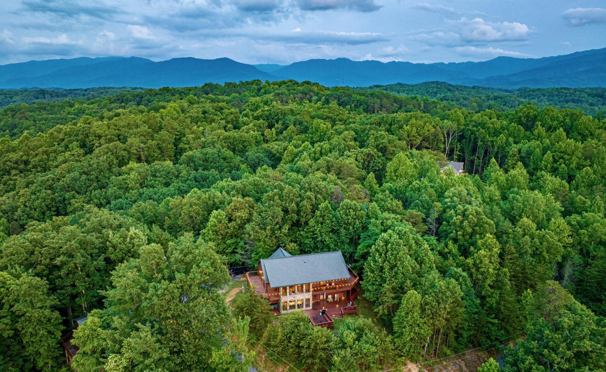 Panorama Mountain View Cabin, Less Than 10 Miles From Gatlinburg And Dollywood, Dog Friendly, 6 Bedrooms Sleeps 17, Fire Pit, Hottub, Washer Dryer, Fully Loaded Kitchen, Gameroom With A Tv, Pool Table, Arcade, Air Hockey, And Foosball Sevierville Extérieur photo